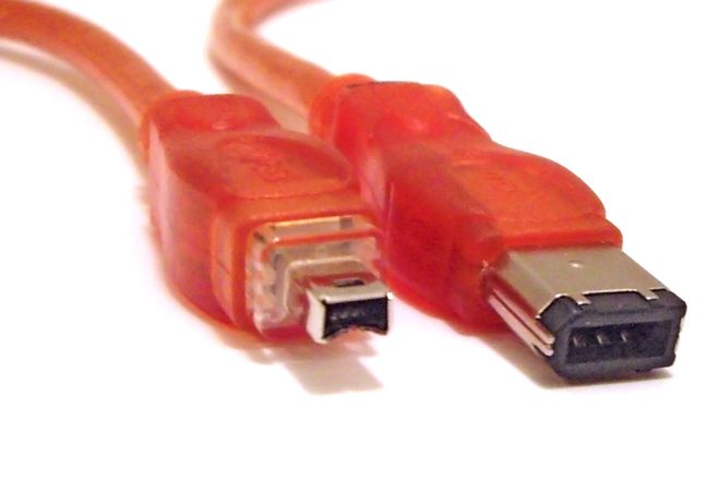 Four-pin and six-pin FireWire 400 plugs