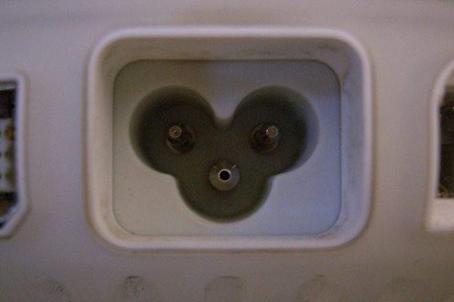 An IEC C6 cloverleaf inlet on an iMac