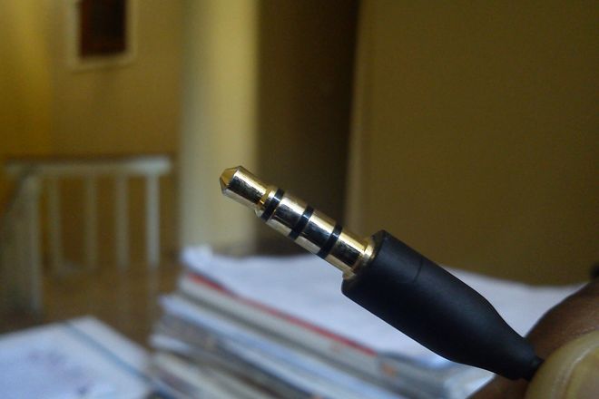 A 3.5 mm four-contact headset plug with three bands