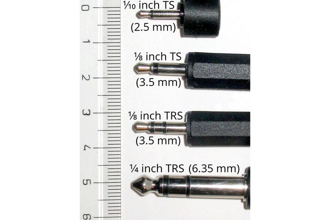 Labelled phone plugs beside a ruler: 2.5 mm mono, 3.5 mm mono, 3.5 mm stereo and 6.35 mm stereo