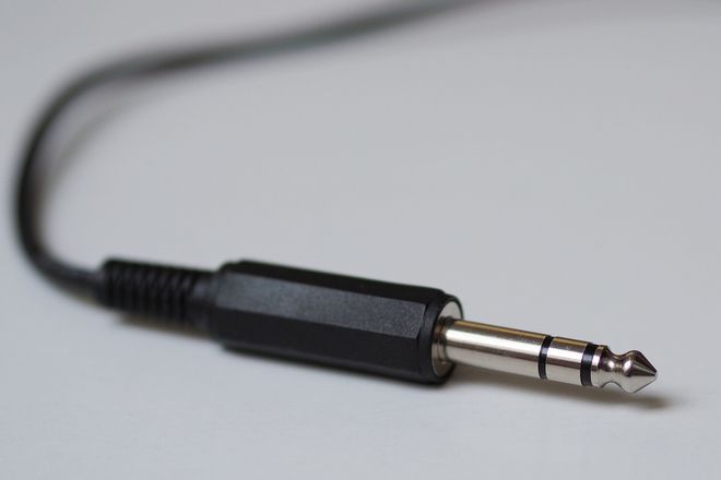 A 6.35 mm stereo plug with two black bands