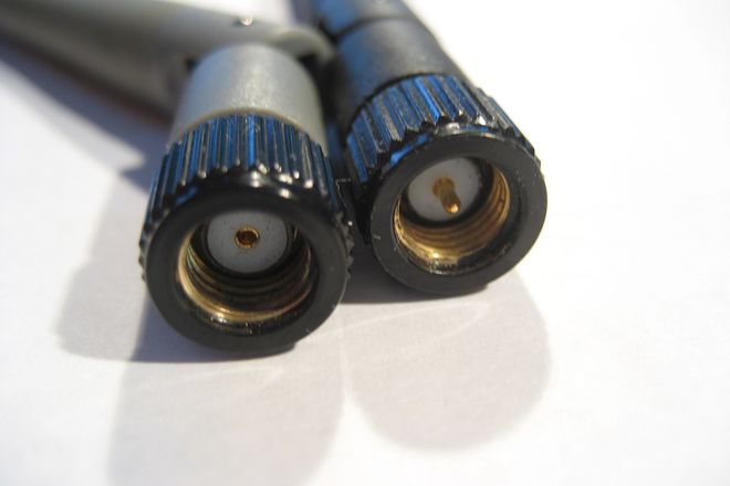 Two Wi-Fi aerials end-on: the RP-SMA one on the left has a hole, the SMA one on the right has a pin