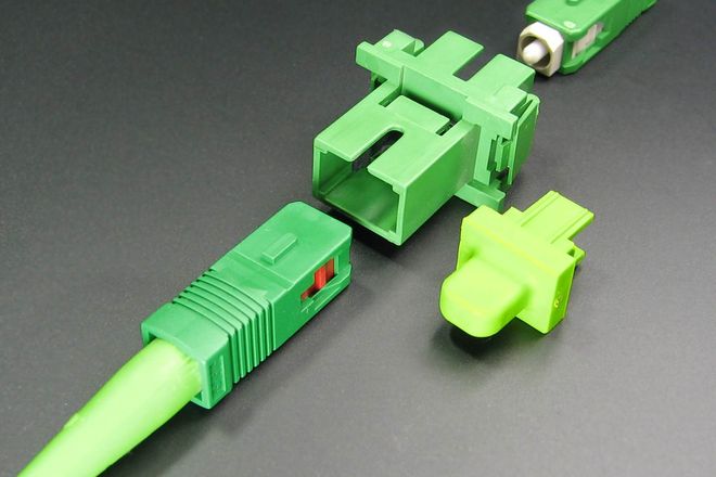 Green SC/APC fibre connectors and a coupler