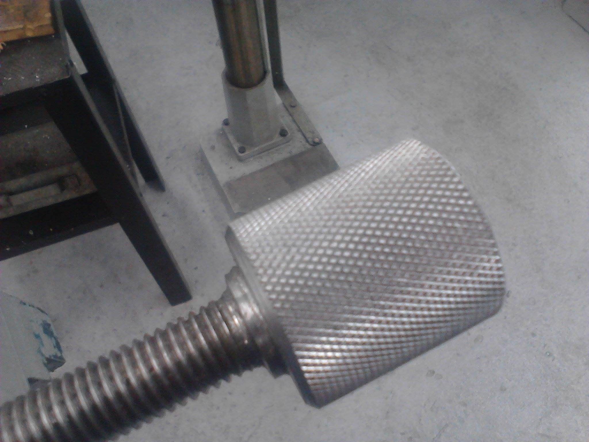 Knurling a workpiece on a lathe