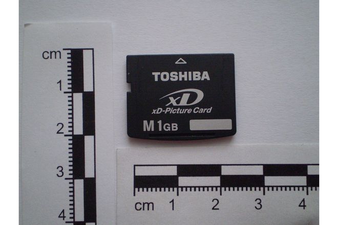 A Toshiba 1 GB xD-Picture Card next to a centimetre scale